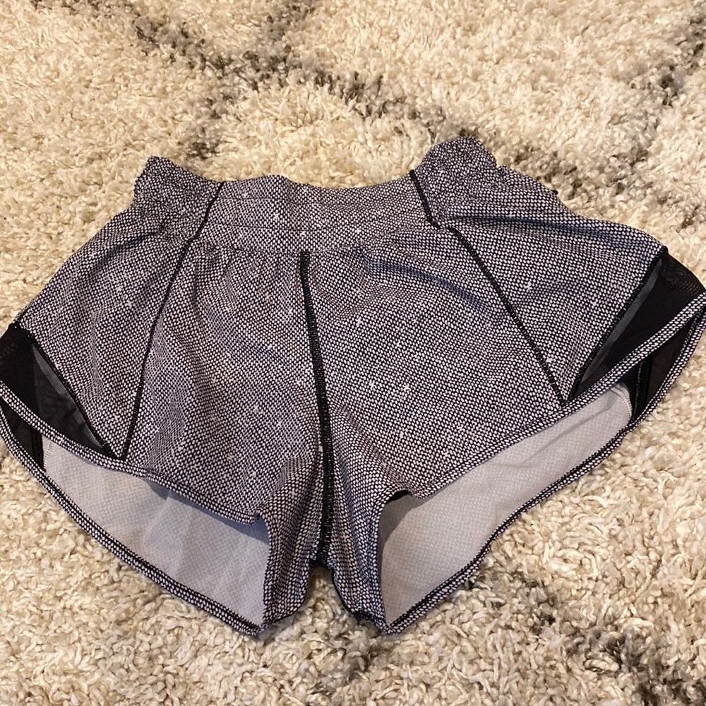 Lululemon hotty hot 2.5” shorts